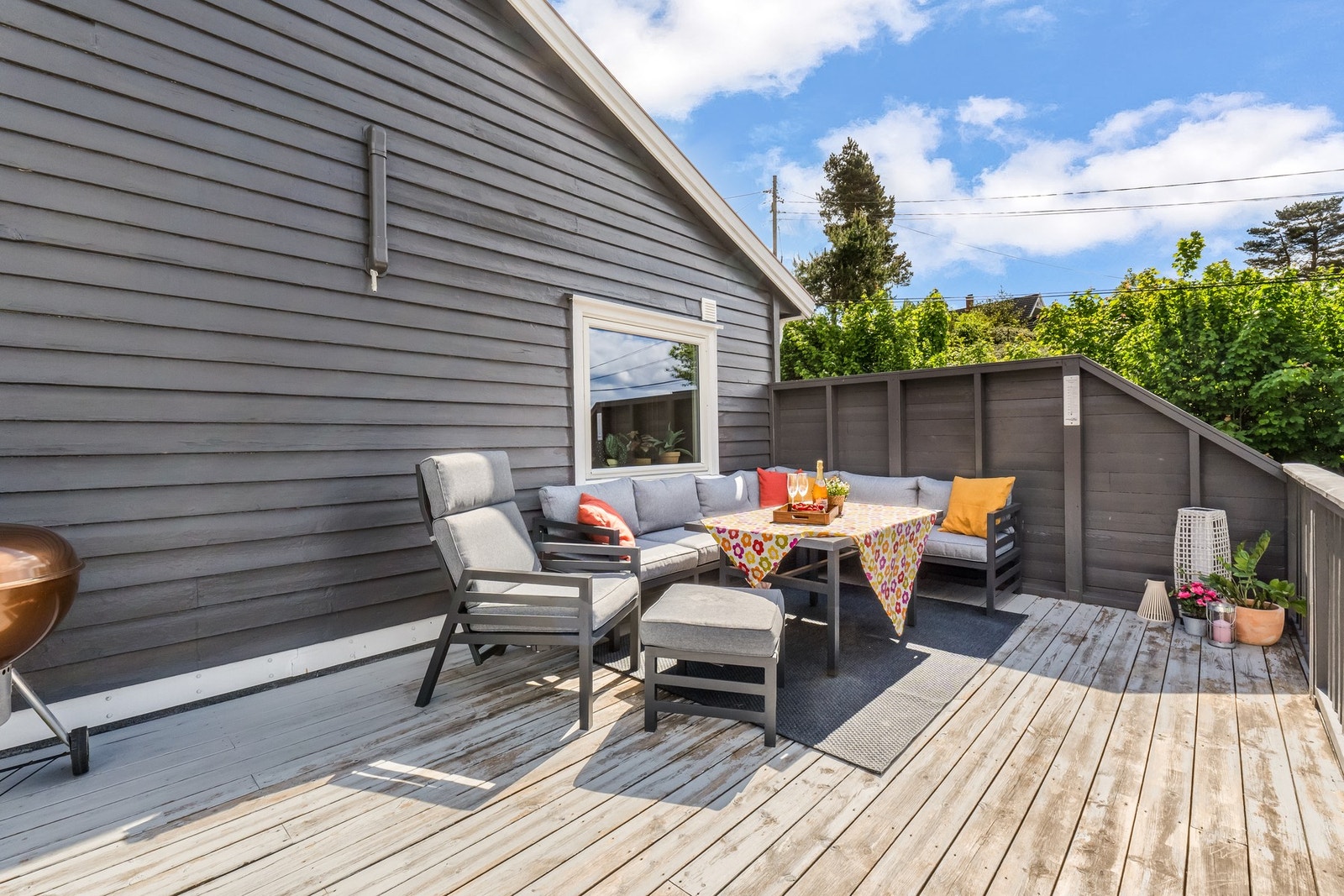 Terrassen har plass til både utemøbler og grill, og den er et naturlig samlingspunkt for hyggelige stunder utendørs. Galleribilde