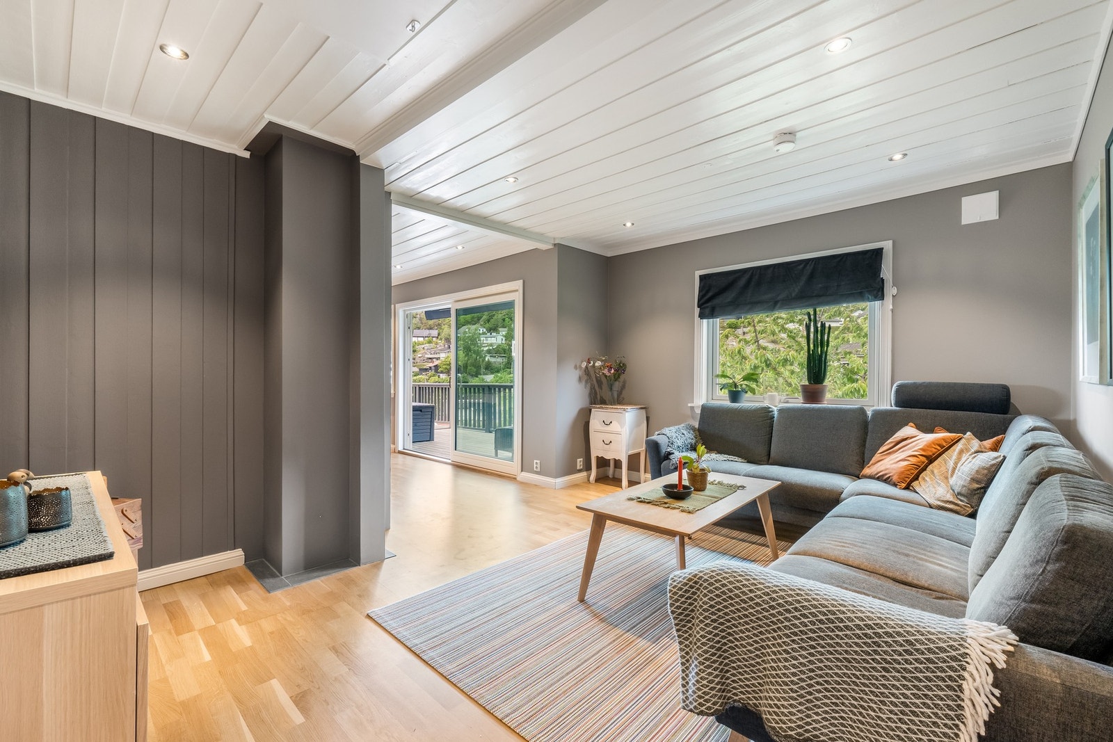 Videre inn fra gangen kommer du til stua. Galleribilde