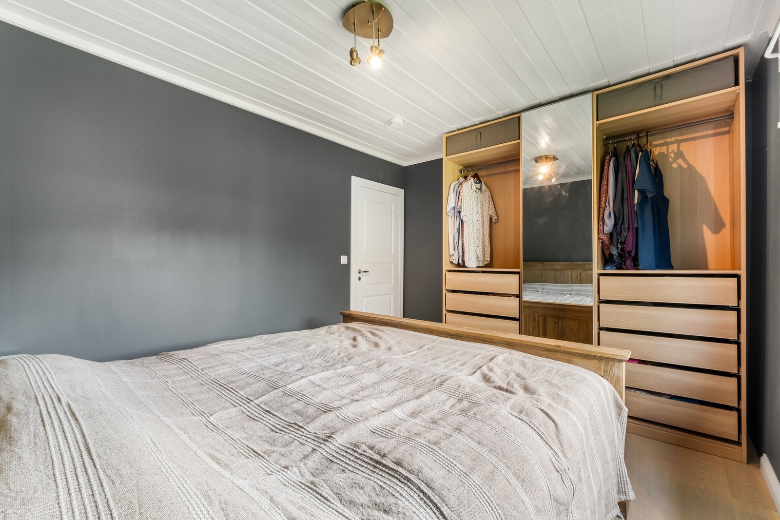 Det har god plass til dobbeltseng, nattbord og garderobeløsninger. Galleribilde