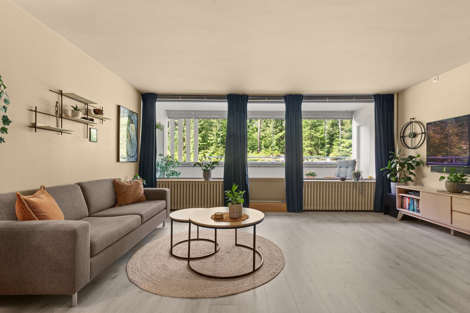 Alle vegger i leiligheten og taket er kledd med lydisolerende gips, alle gulv er nye, balkongen er innglasset, innebgyde radiatorer mm. Galleribilde