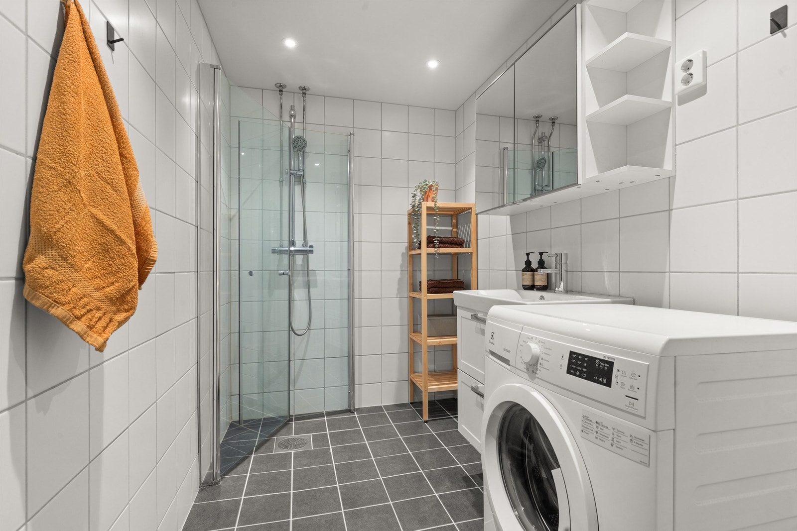 Badet ble pusset opp i regi av borettslaget i 2017. Mekanisk avtrekk på bad. Galleribilde