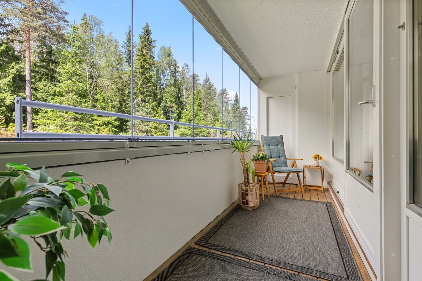 Hyggelig balkong med gode solforhold. Balkongen er innglasset Galleribilde