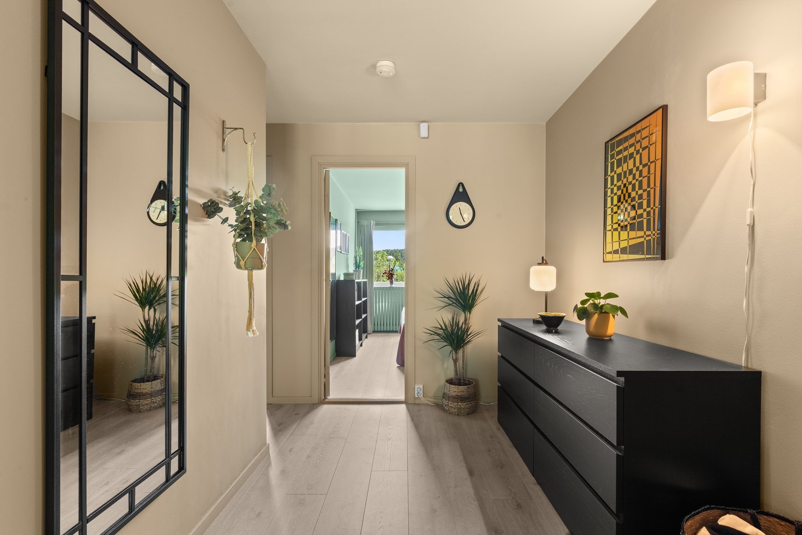 Velkommen inn! Leilighetens entré er lys og innbydende og gir et godt førsteinntrykk av boligen. Her er det god plass til å henge fra seg yttertøyet og sette fra seg sko. Galleribilde