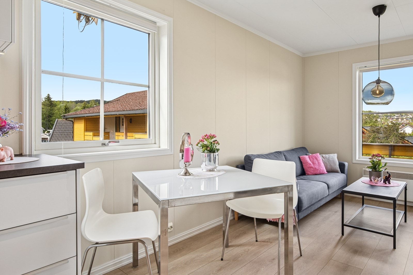 Plass til koselig spisebord ved vinduet. Galleribilde