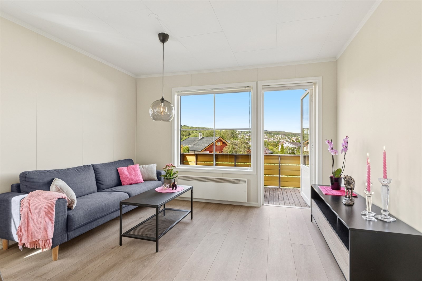 Store vindusflater slipper inn både rikelig med lys og utsikt inn i oppholdsrommet. Galleribilde