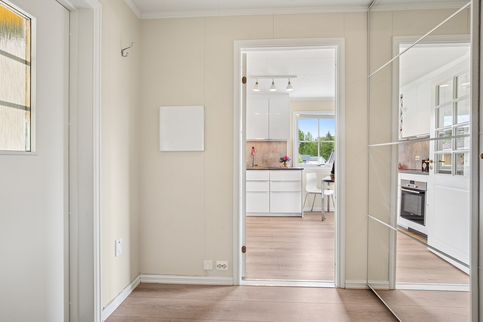 Lys entré med pen skyvedørsgarderobe. Galleribilde