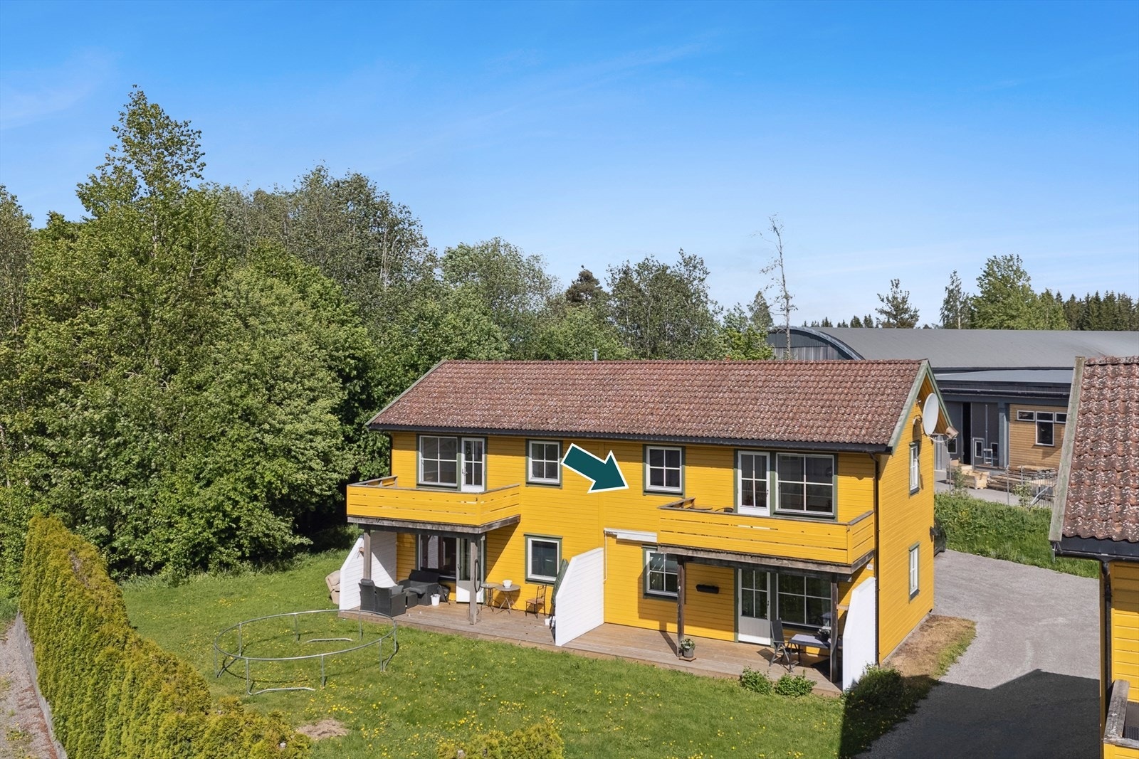Leiligheten ligger i 2.etasje og deler kun en vegg med naboleilighet. Galleribilde