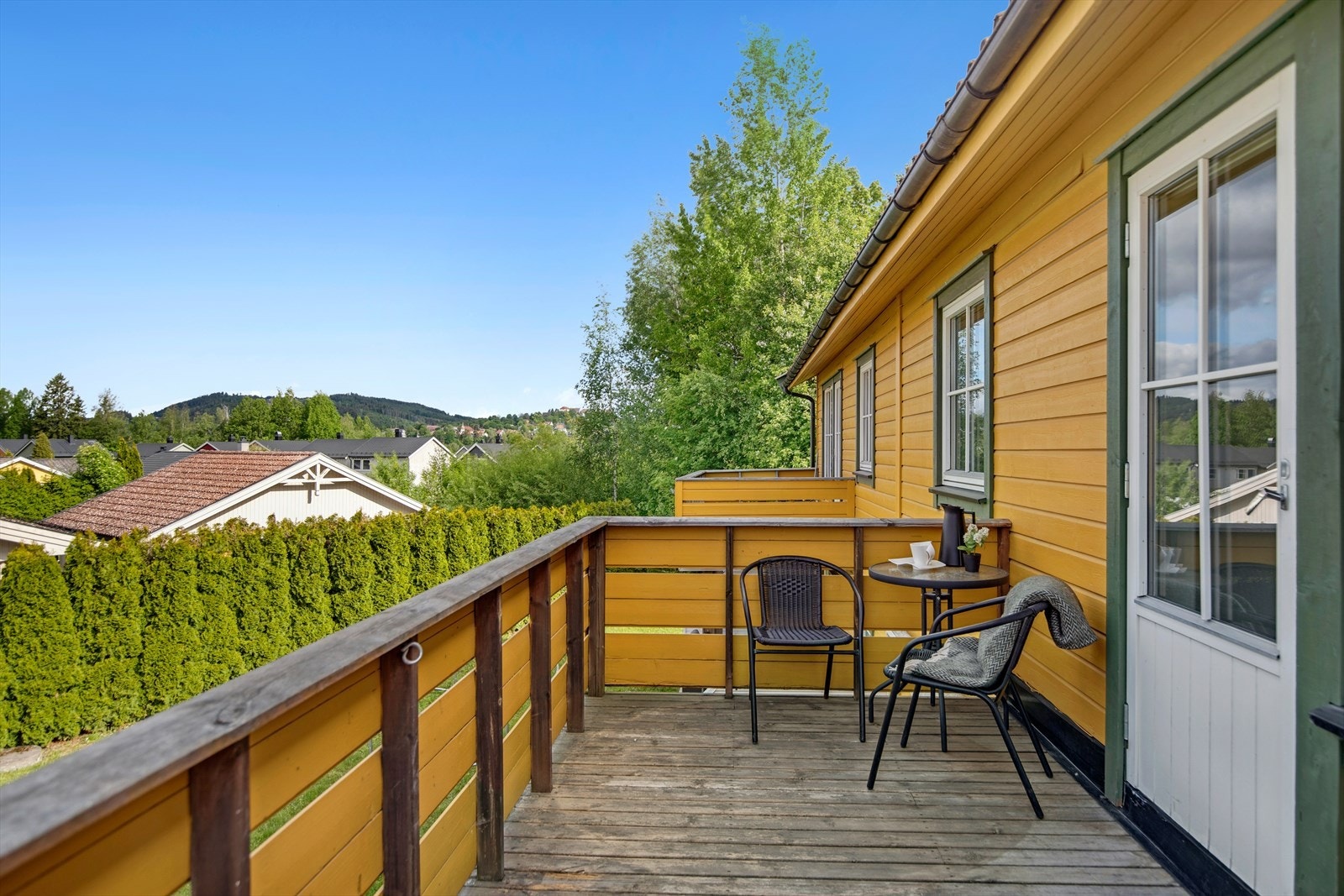 Balkongen er koselig og fungerer som en forlengelse av stuen på sommertid. Galleribilde
