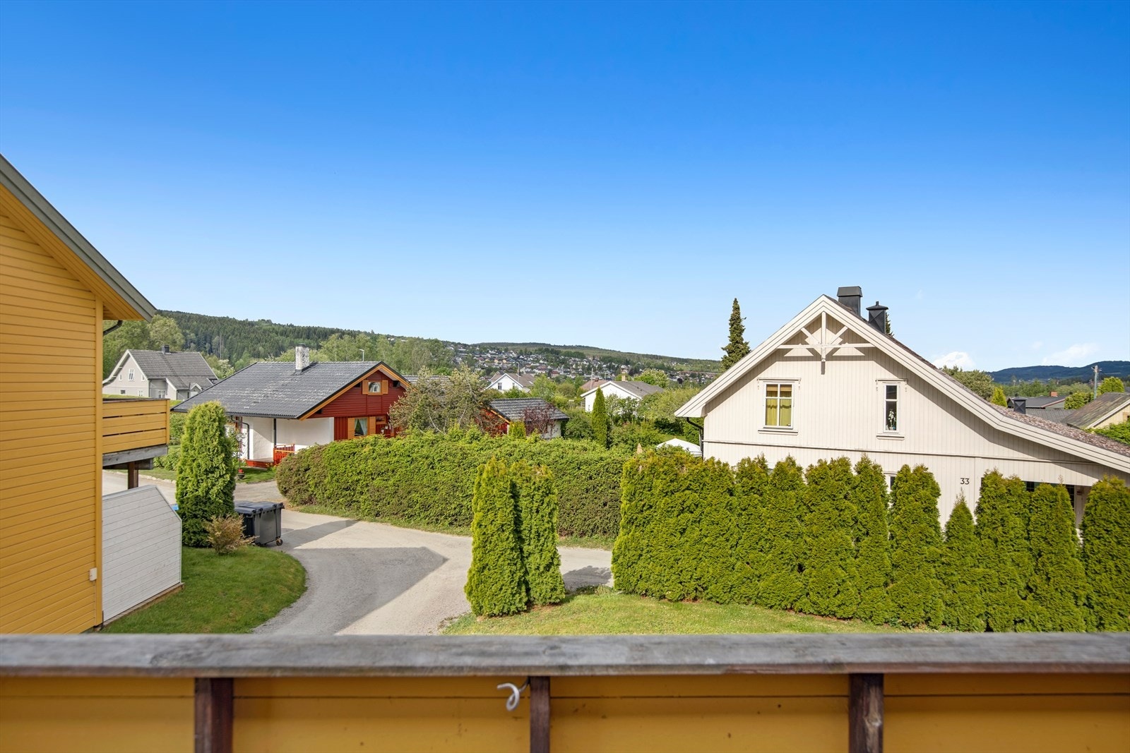 Utsikt mot by og.... Galleribilde