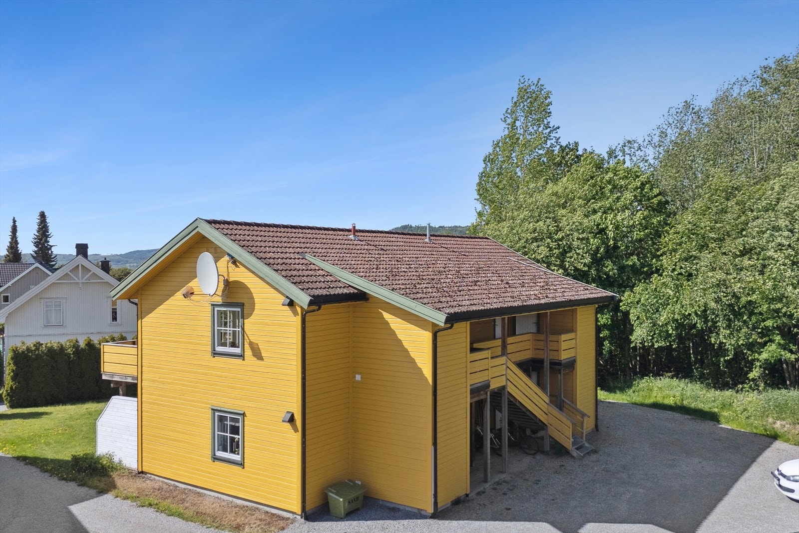 Adkomst via trapp og parkeringsplass på sameiets tomt. Galleribilde