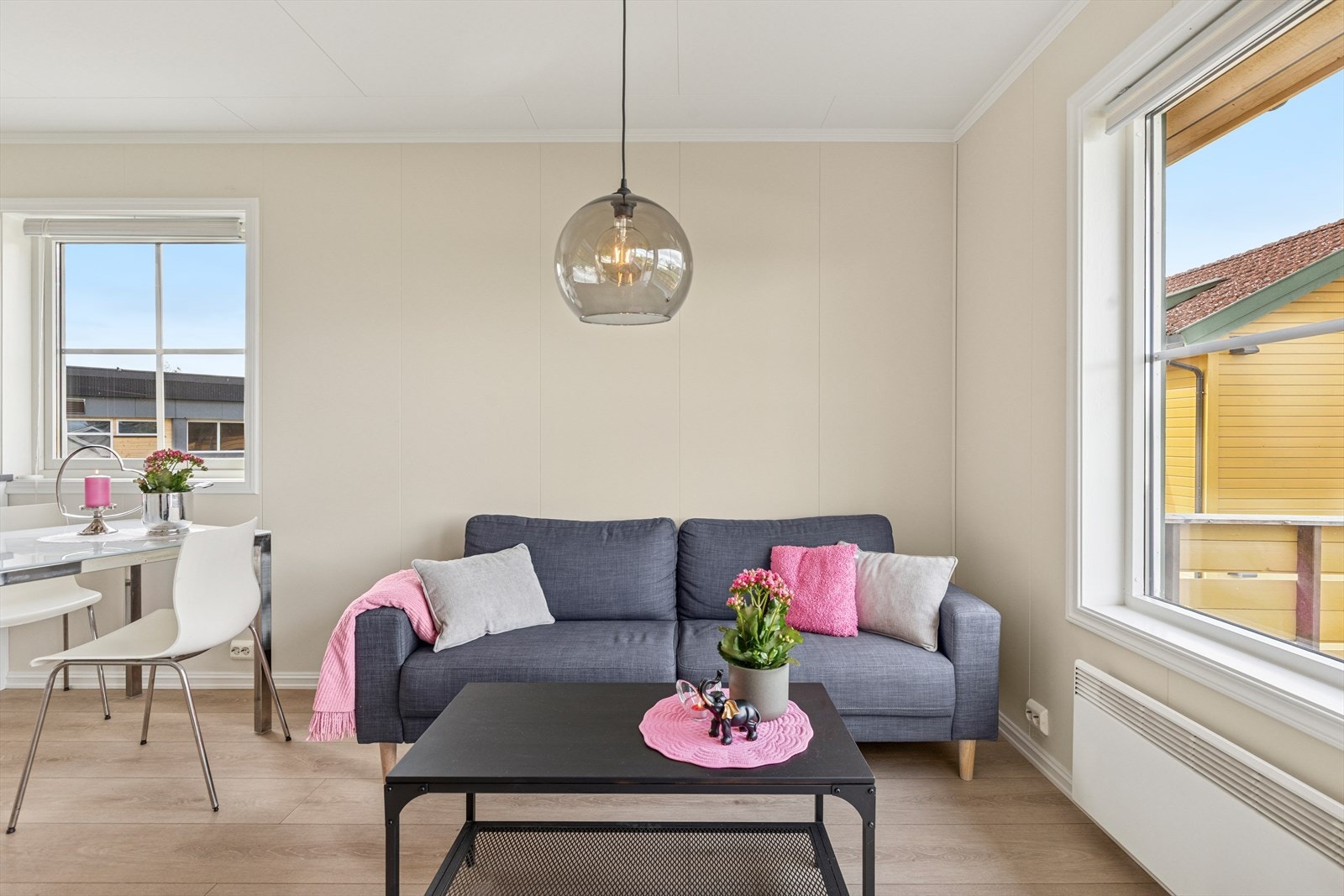 Meget pene overflater med laminatgulv og nymalte flater. Galleribilde
