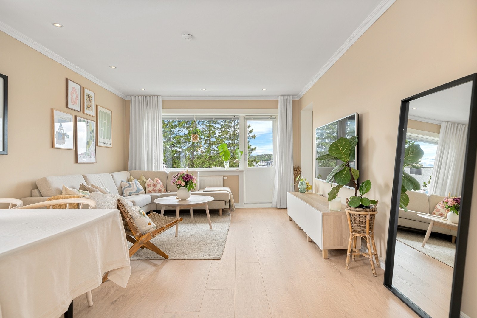 Stuen har også plass til en spisegruppe hvor du kan invitere familie og venner til hyggelige sammenkomster. Galleribilde