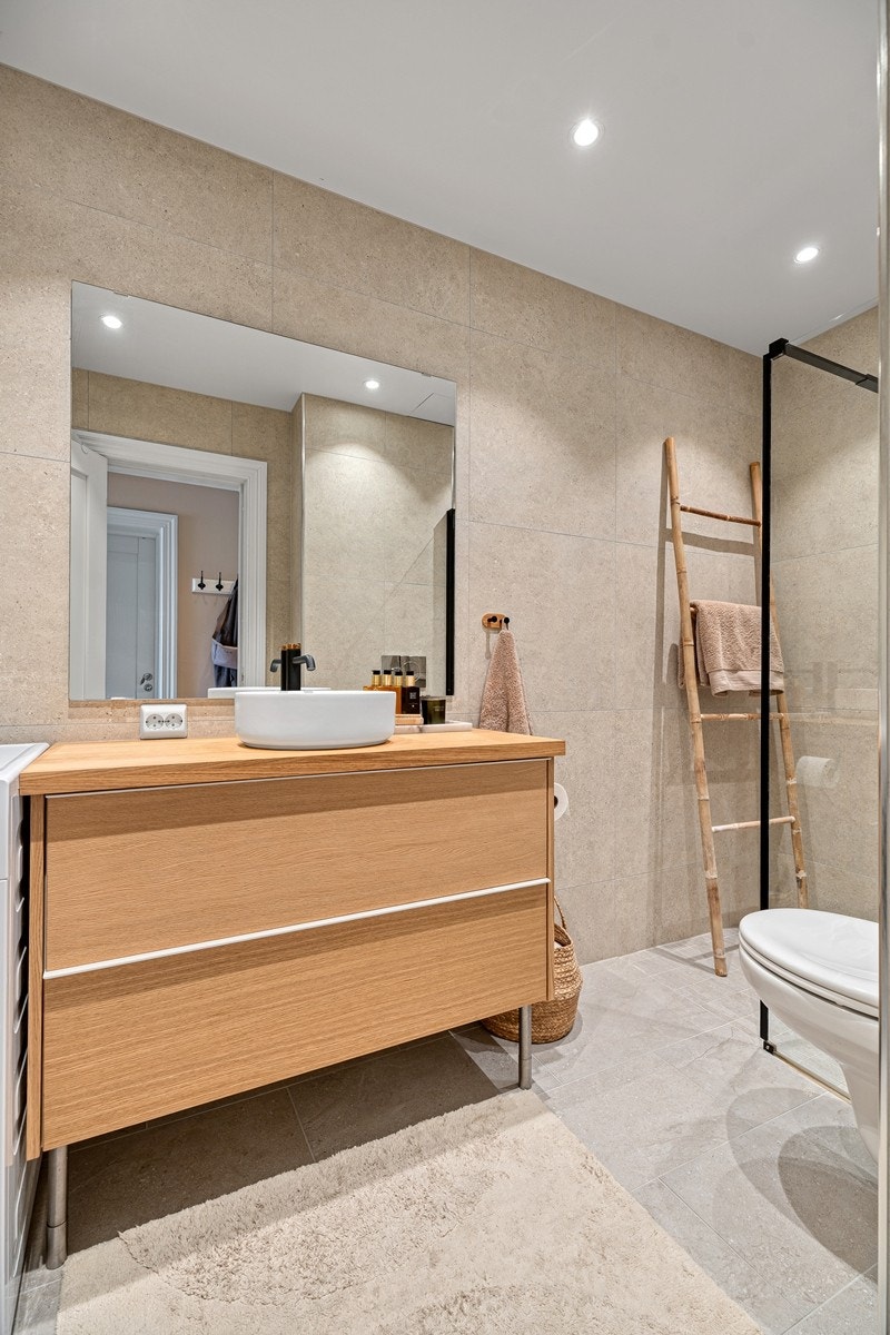 Badet er meget pent gjennomført og er påkostet iht. standard leveranse. Galleribilde