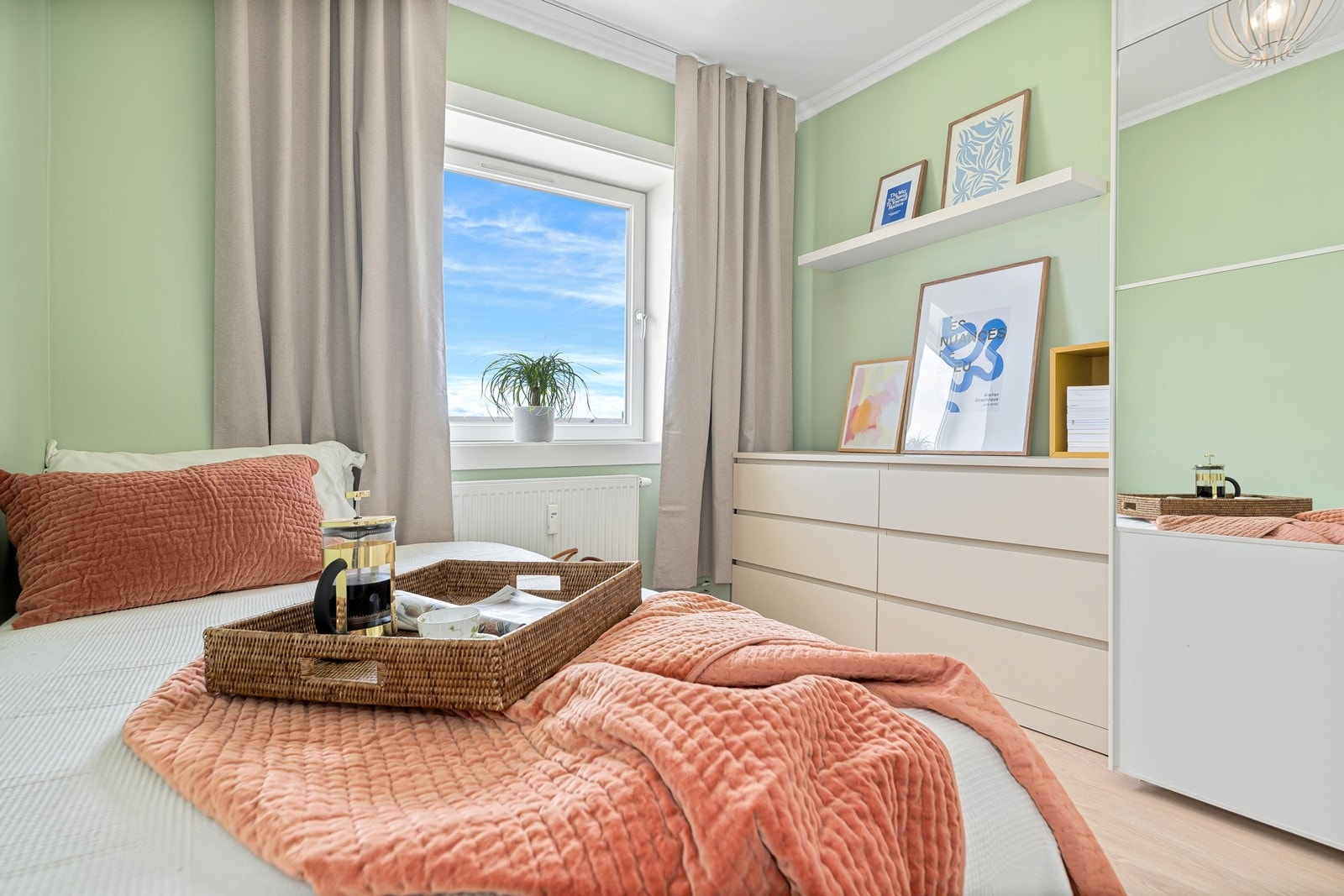 Det er plass til en større seng og tilhørende møblement. I tillegg er det garderobe i dette rommet også. Rommet passer også ypperlig som kontor, gjesterom eller barnerom. Galleribilde