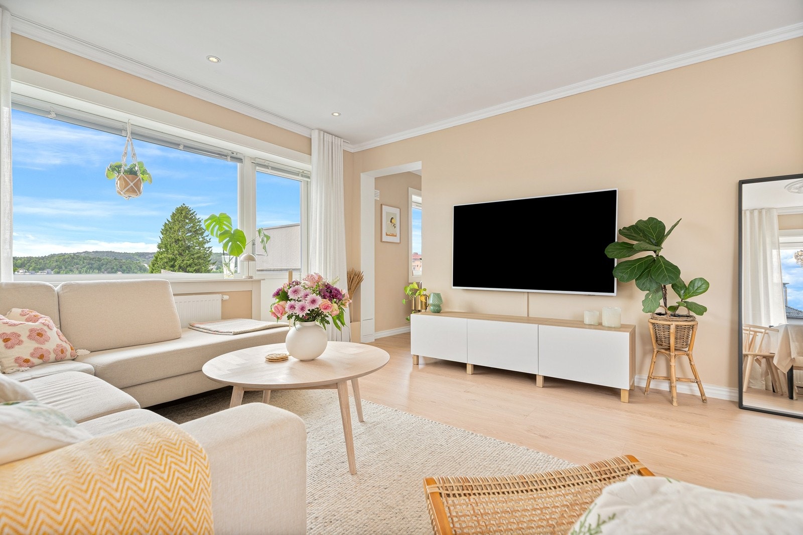 Stuen har god plass til sofagruppe og tv-seksjon. Det er store vindusflater som gir godt med naturlig lys og skaper en fin atmosfære. Fra stuen er det videre inngang til kjøkken. Galleribilde