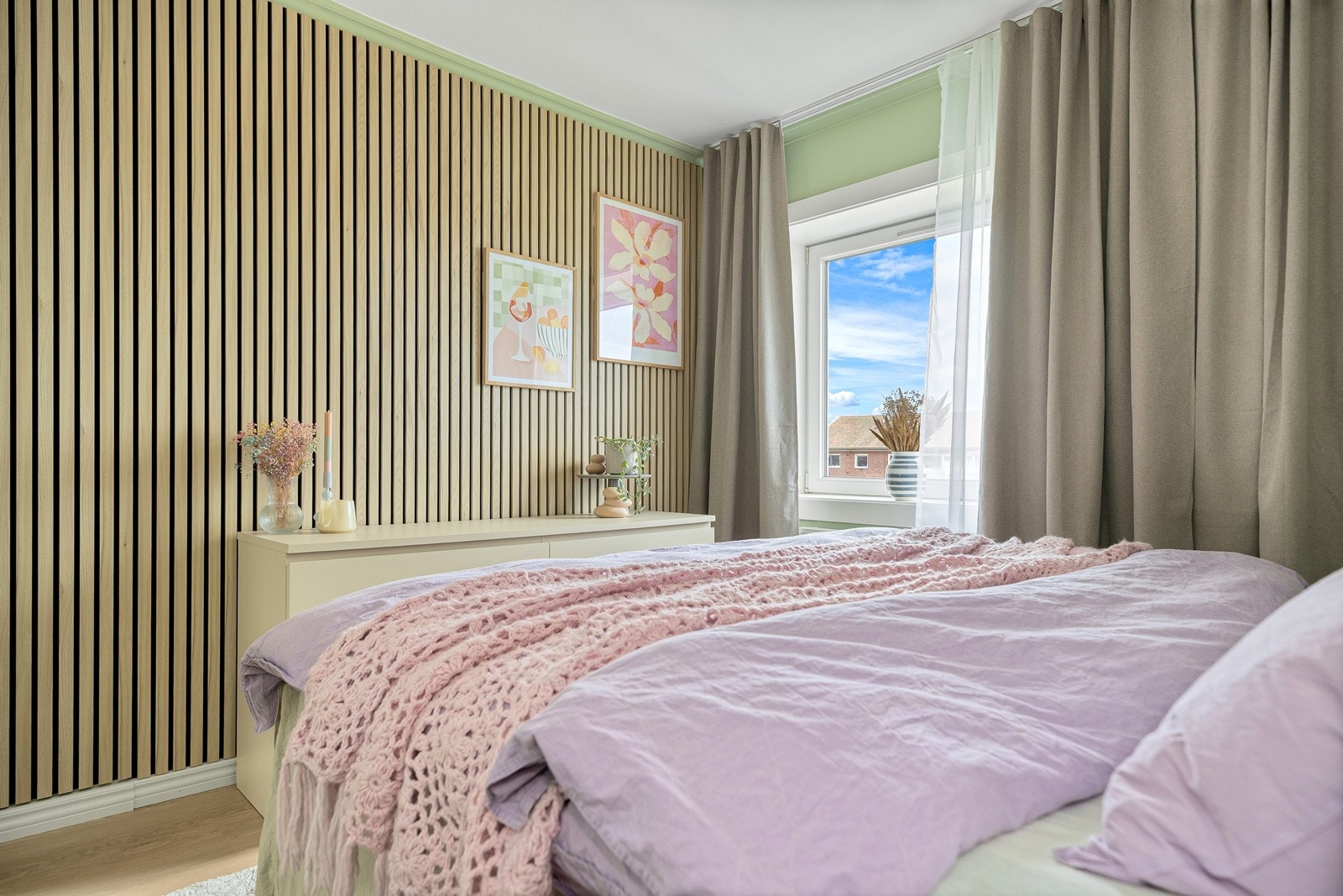 Det er også lagt spilevegg på den ene siden for å skape en kontrast. Spileveggens farger går igjen i bl.a. innredning på bad så her er alle detaljer nøye gjennomtenkt. Galleribilde