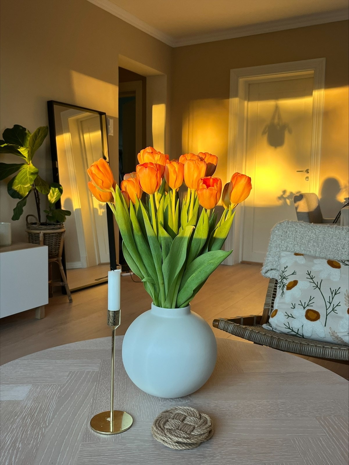 På ettermiddag - og kveldstid får du inn nydelig kveldssol som skaper en flott atmosfære i stuen. (Selgers bilde). Galleribilde