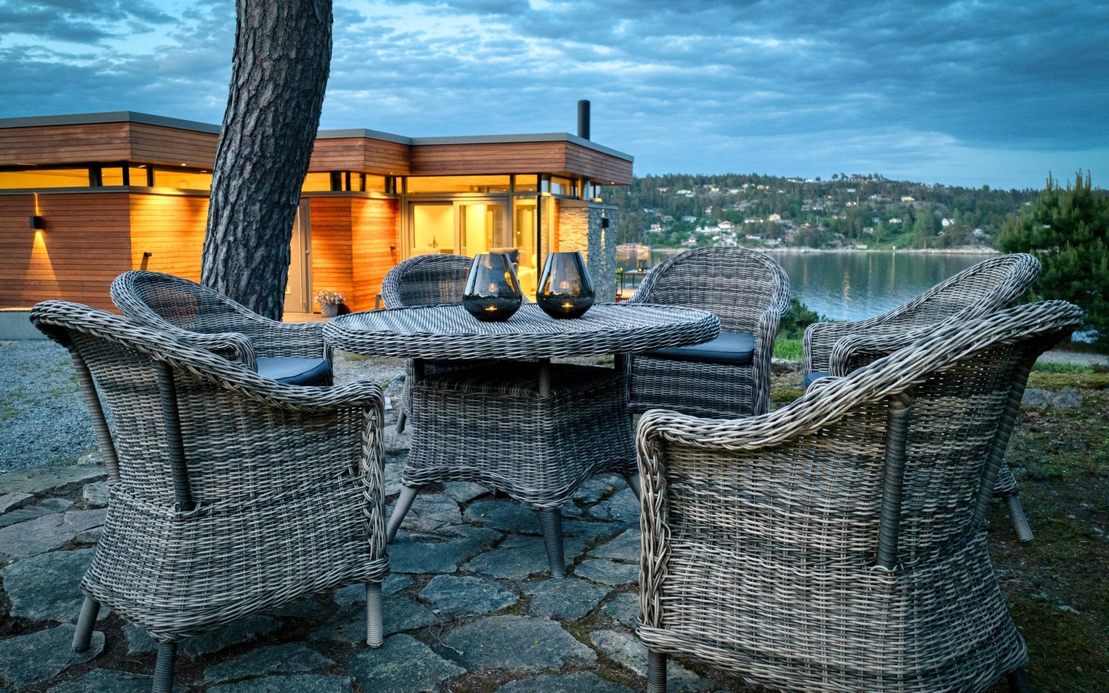 Stor naturtomt med diverse utesoner og noe spredt vegetasjon Galleribilde