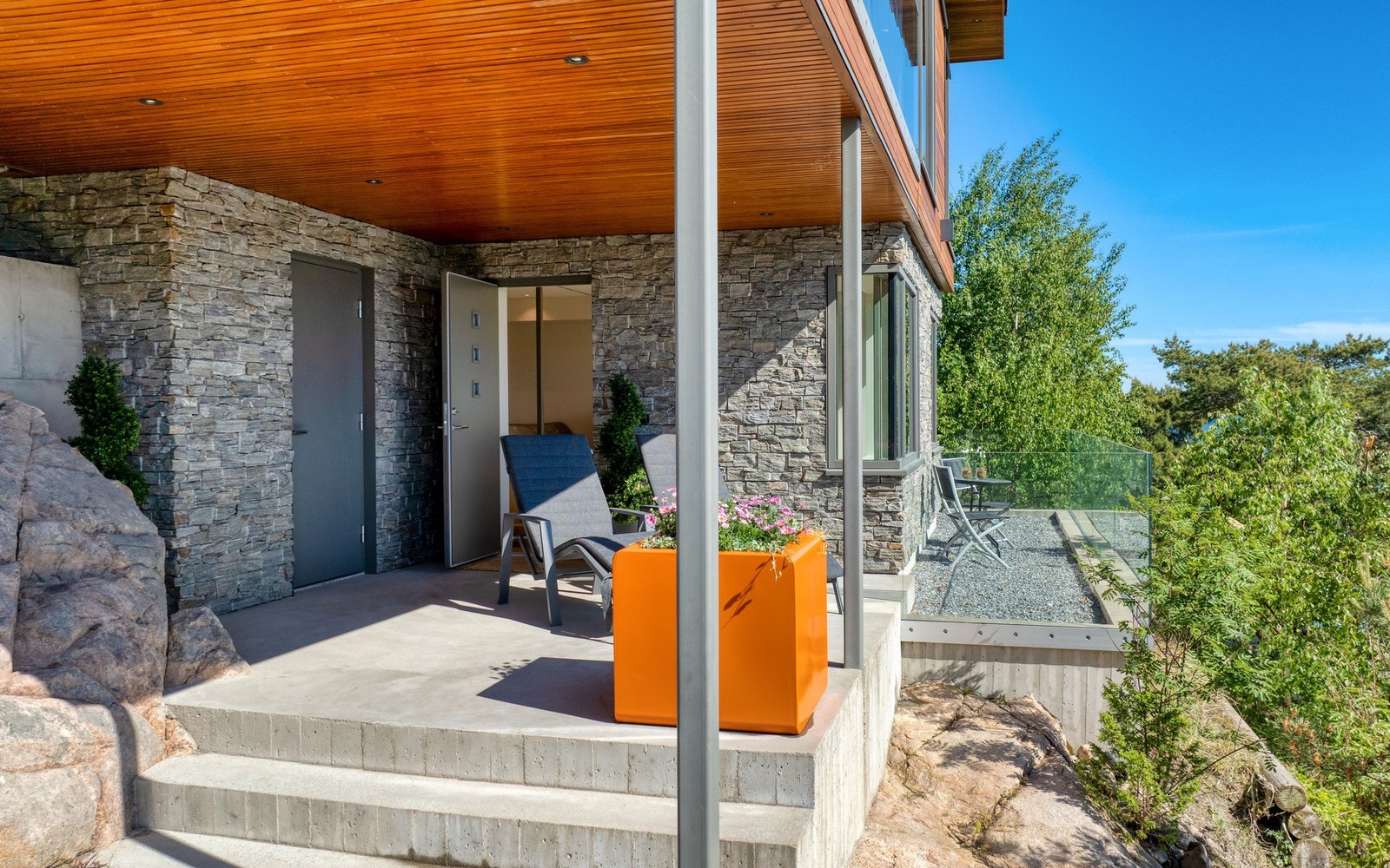 Overbygget platting med inngang til underetasje. En trapp innvending binder etasjene sammen Galleribilde