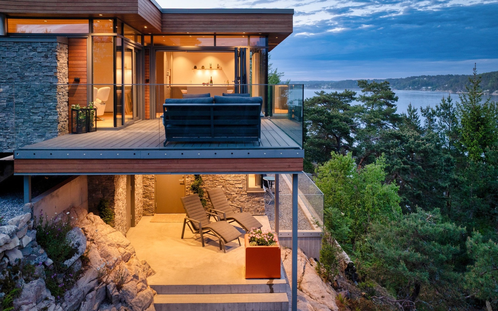 Uteplasser i 2 høyder på sjøsiden - solrikt og usjenert oppe/skjermet og lunt nede Galleribilde