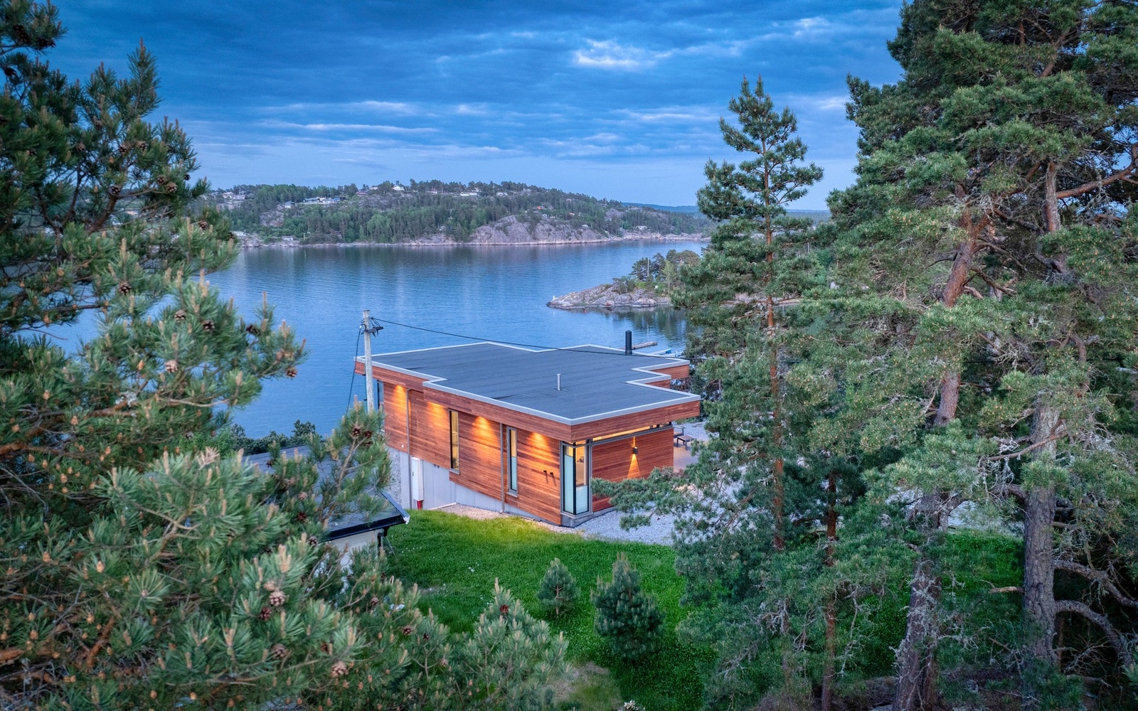 Naturskjønt område med nærhet til vann, svaberg og strender Galleribilde