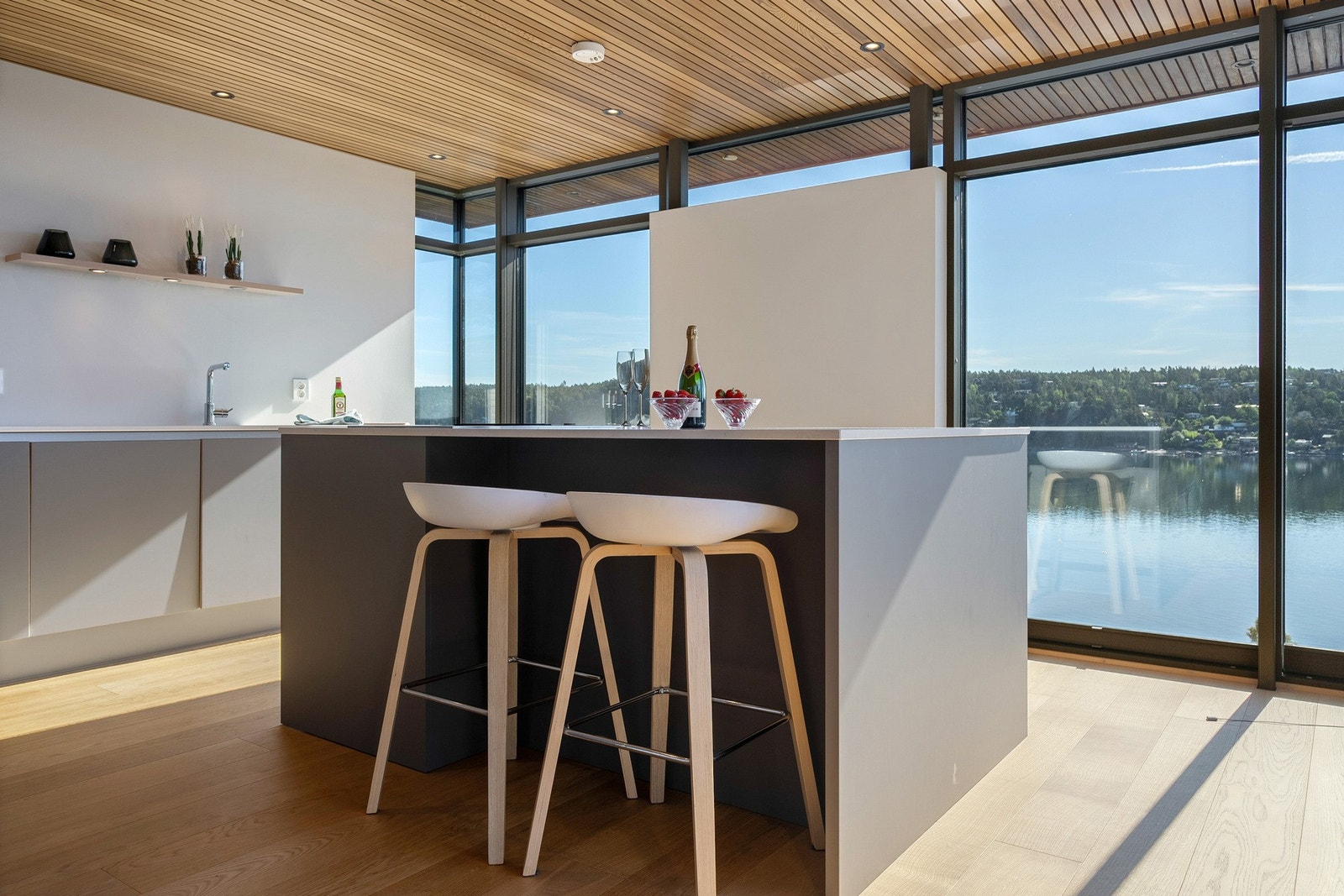 Innholdsrikt kjøkken med øy - nydelig kontakt med vannet Galleribilde