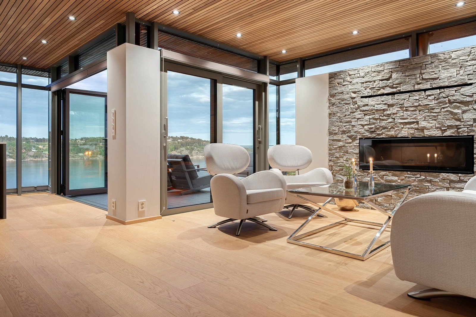 Innvending er hytta preget av , åpne, lyse rom, gjennomtenkt og vidt lysinnslipp og eksklusivt spiletak som er bygget sømløst ut i gesimsen. Galleribilde