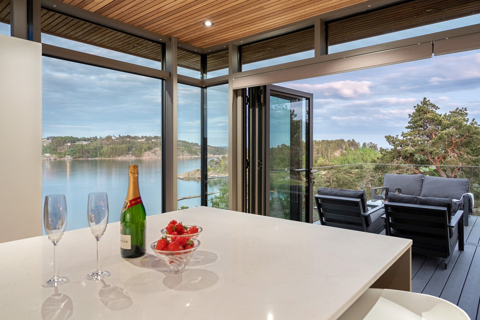 Fra kjøkken er det direkte utgang til veranda i syd via foldedør i glass Galleribilde