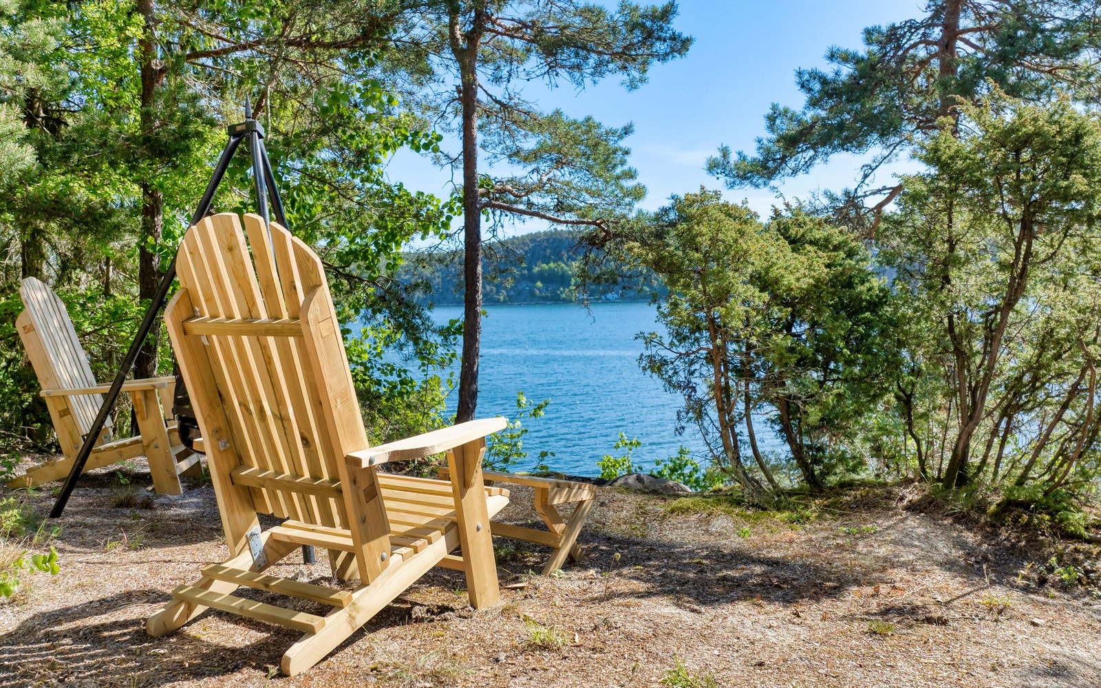 Usjenert uteplass på sjøsiden, rett nedenfor hytta. Galleribilde