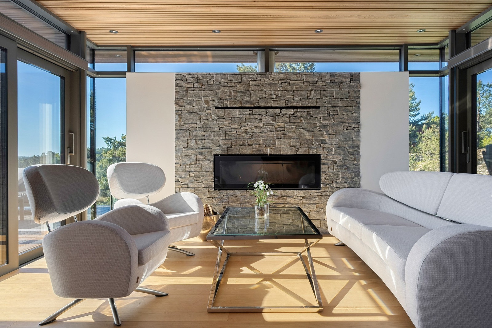 Spesialtilpasset peis som matcher hyttas interiør Galleribilde