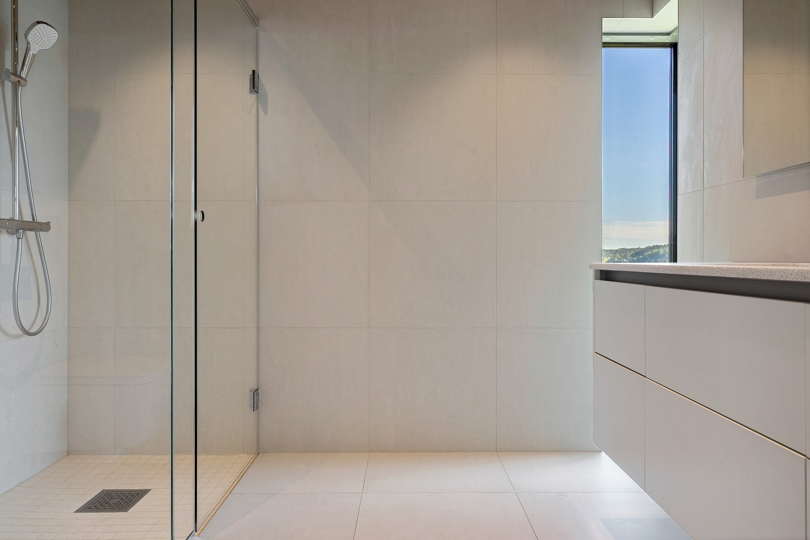 Romslig baderom med innholdsrik innredning fra HTH Galleribilde