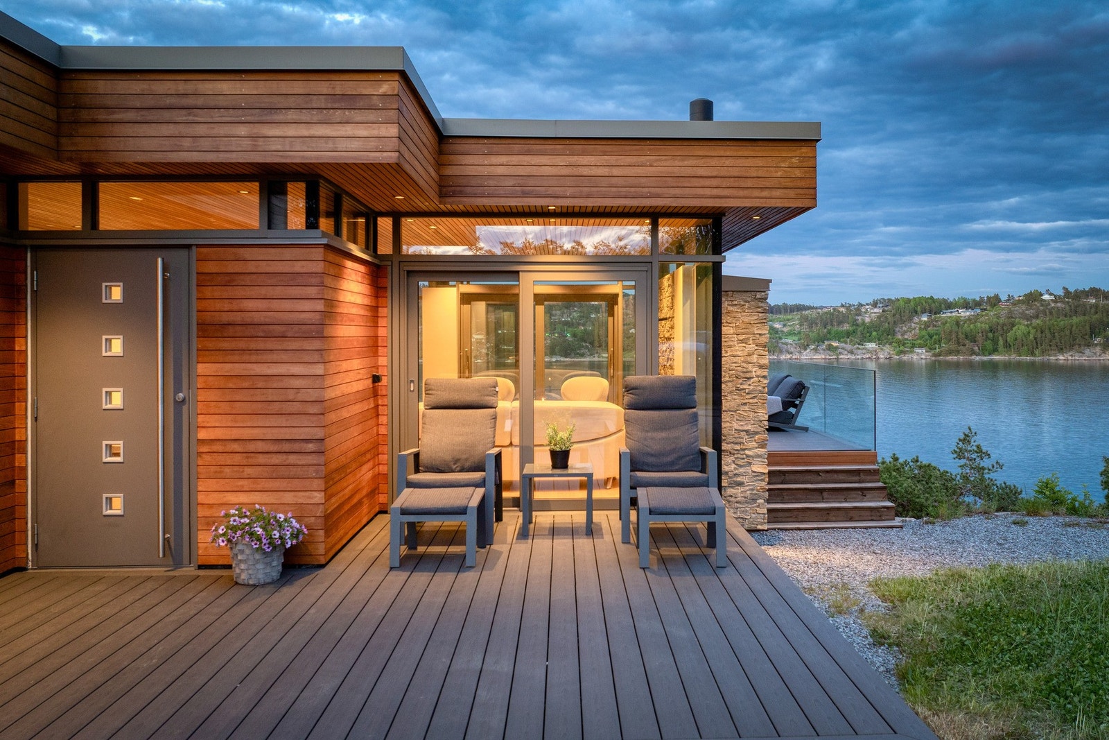 Et arkitektonisk smykke med nydelige detaljer som Seljetre, stein, glass og aluminiumsbeslag - alle overflater er vedlikeholdsfrie? Galleribilde