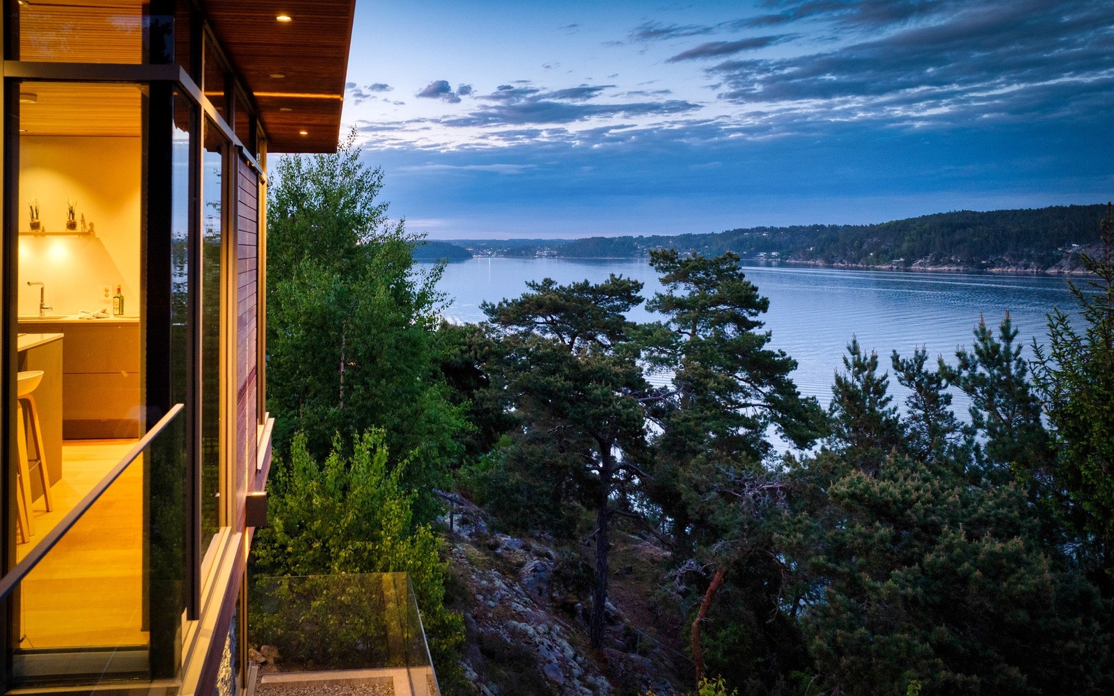 Hytta ligger på en høyde med fantastisk utsikt. Trappeadkomst til vannet Galleribilde