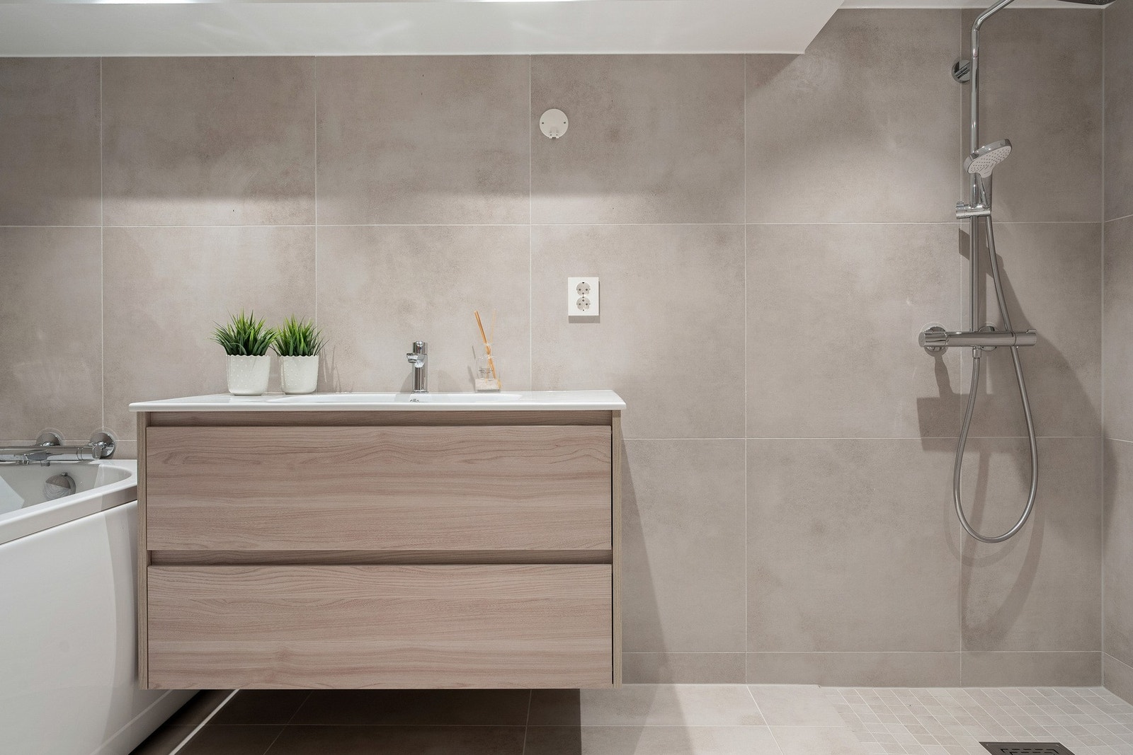 Bad med badekar og innredning fra Laufen Galleribilde