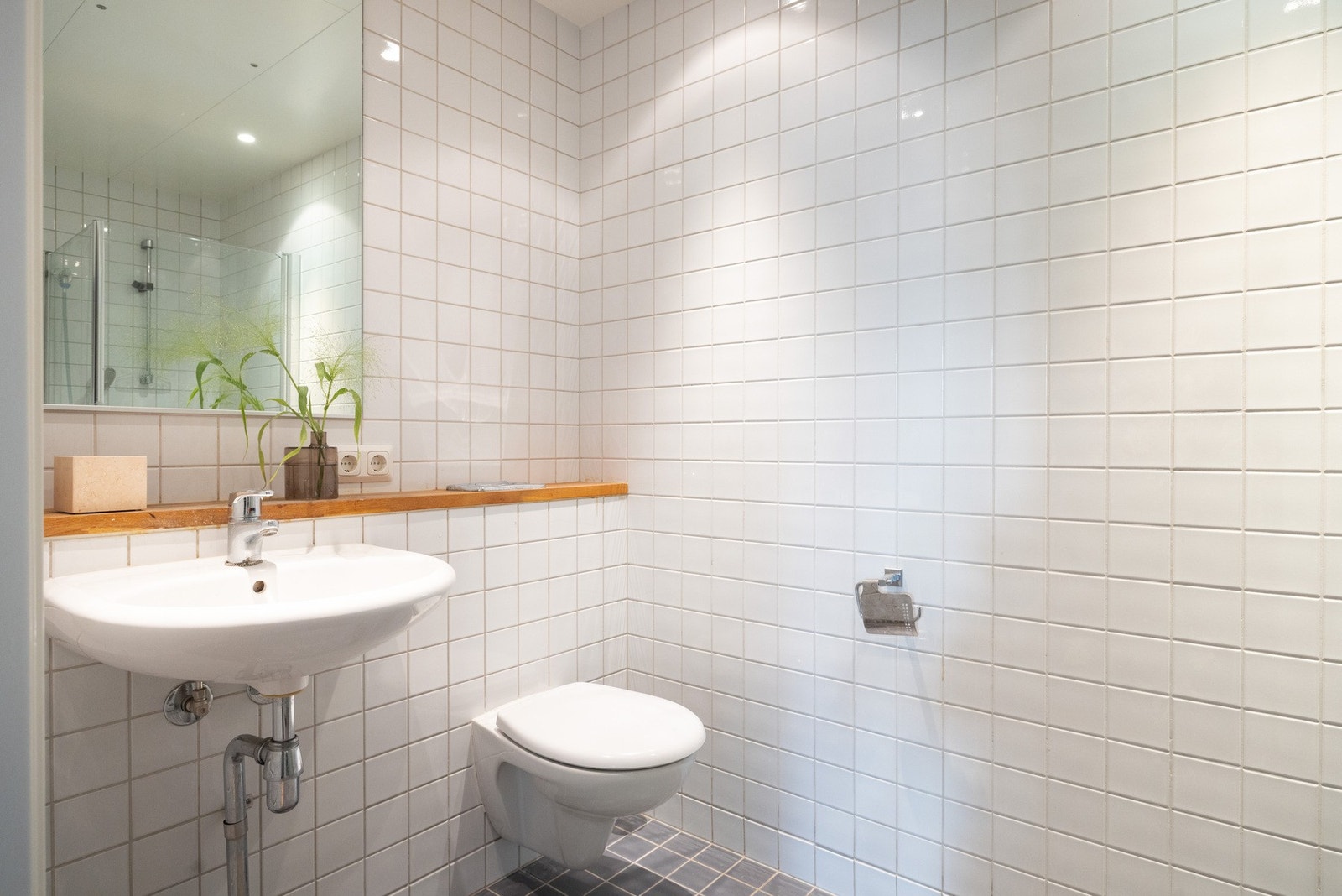 Flislagt baderom med varme i gulv og downlights i himling. Galleribilde