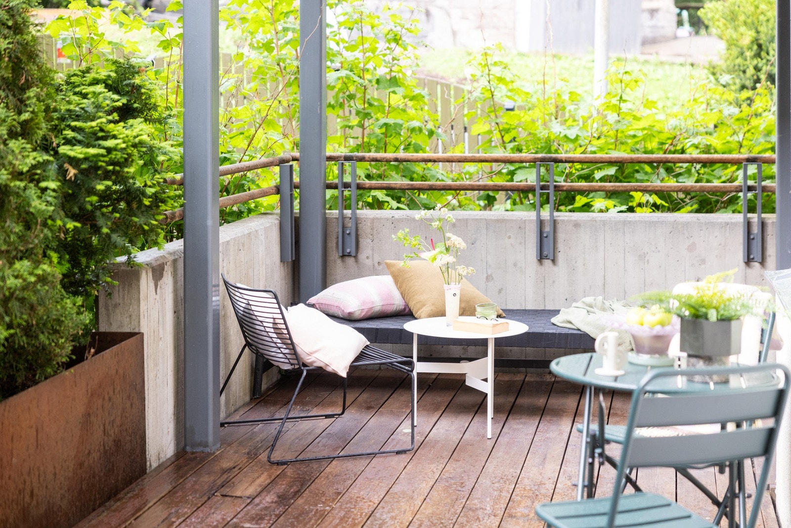 Her kan du nyte lange, deilige sommerdager. Terrassen er nylig overflatebehandlet, og rekkverket er pusset og oljet. Galleribilde