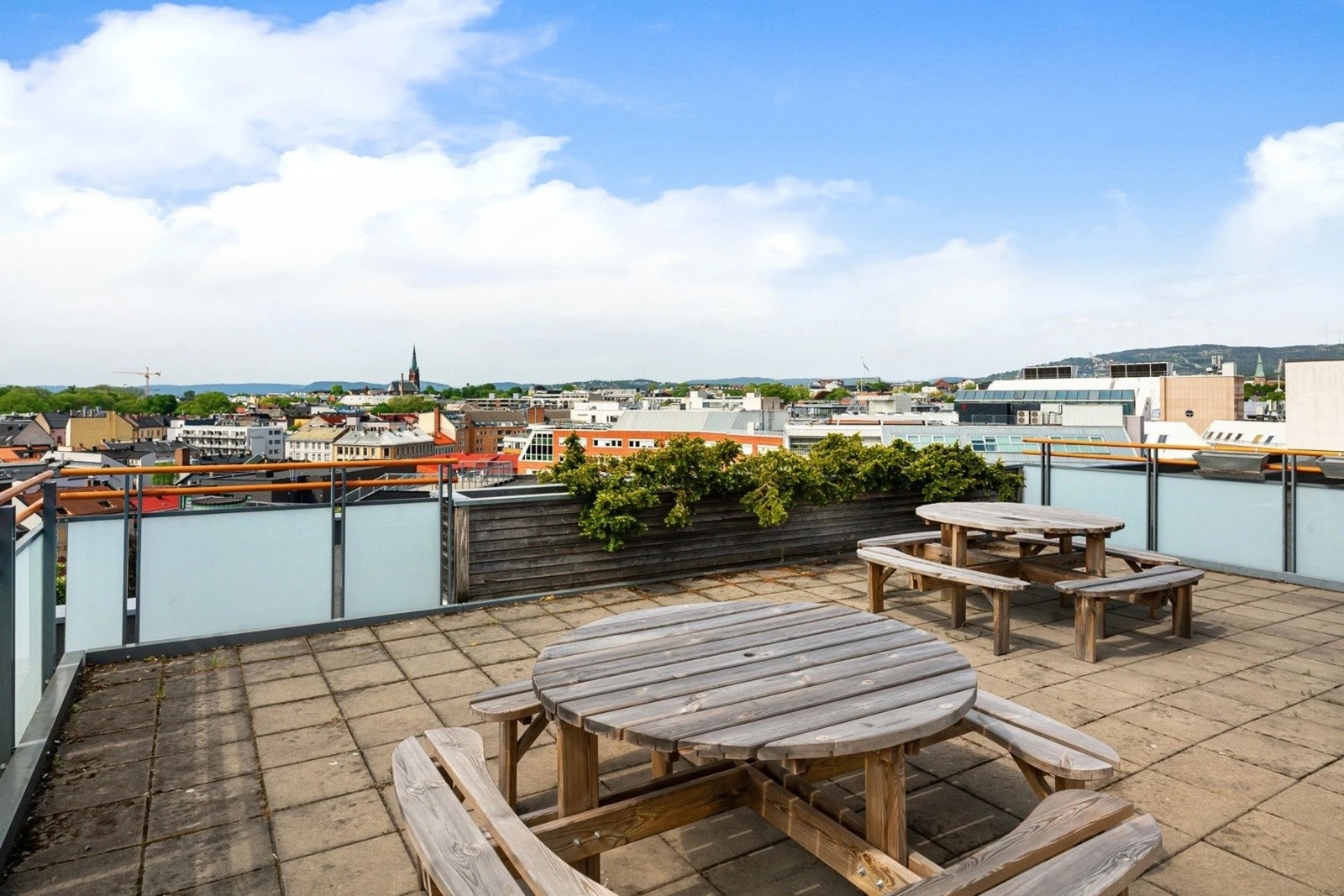 Felles takterrasse og ofte mulighet for leie av parkeringsplass i lukket, felles garasjeanlegg i kjeller. Galleribilde