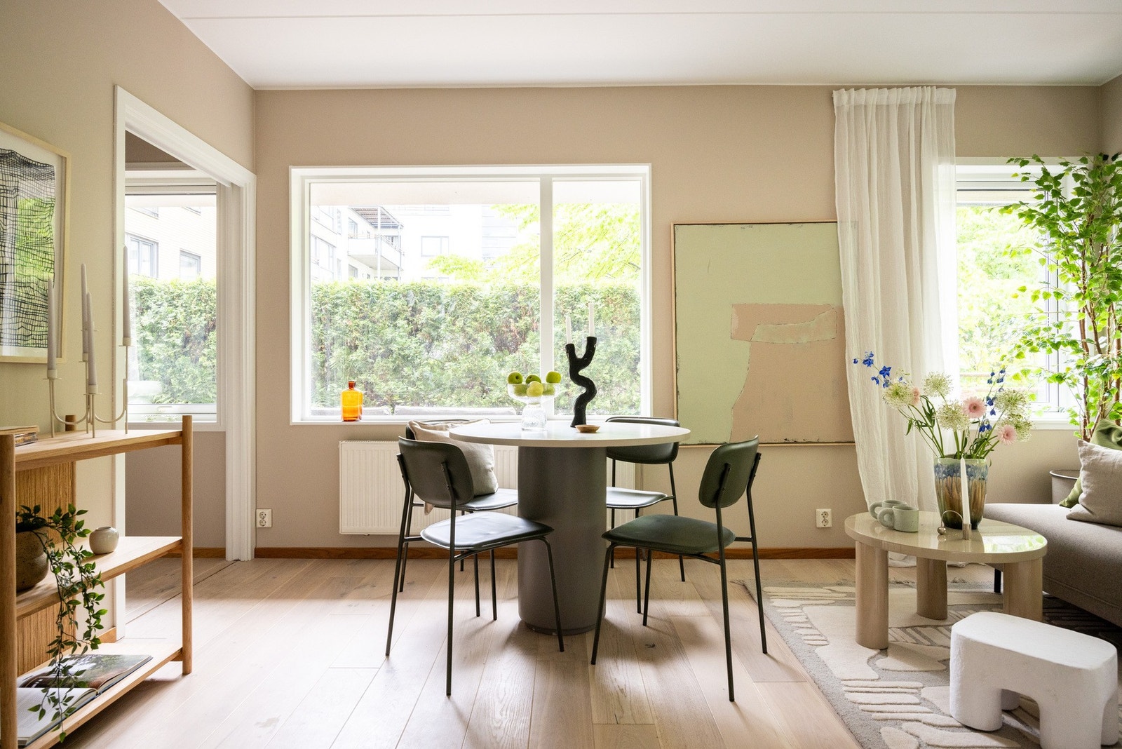 God plass til spisebord med tilhørende spisestoler. Galleribilde