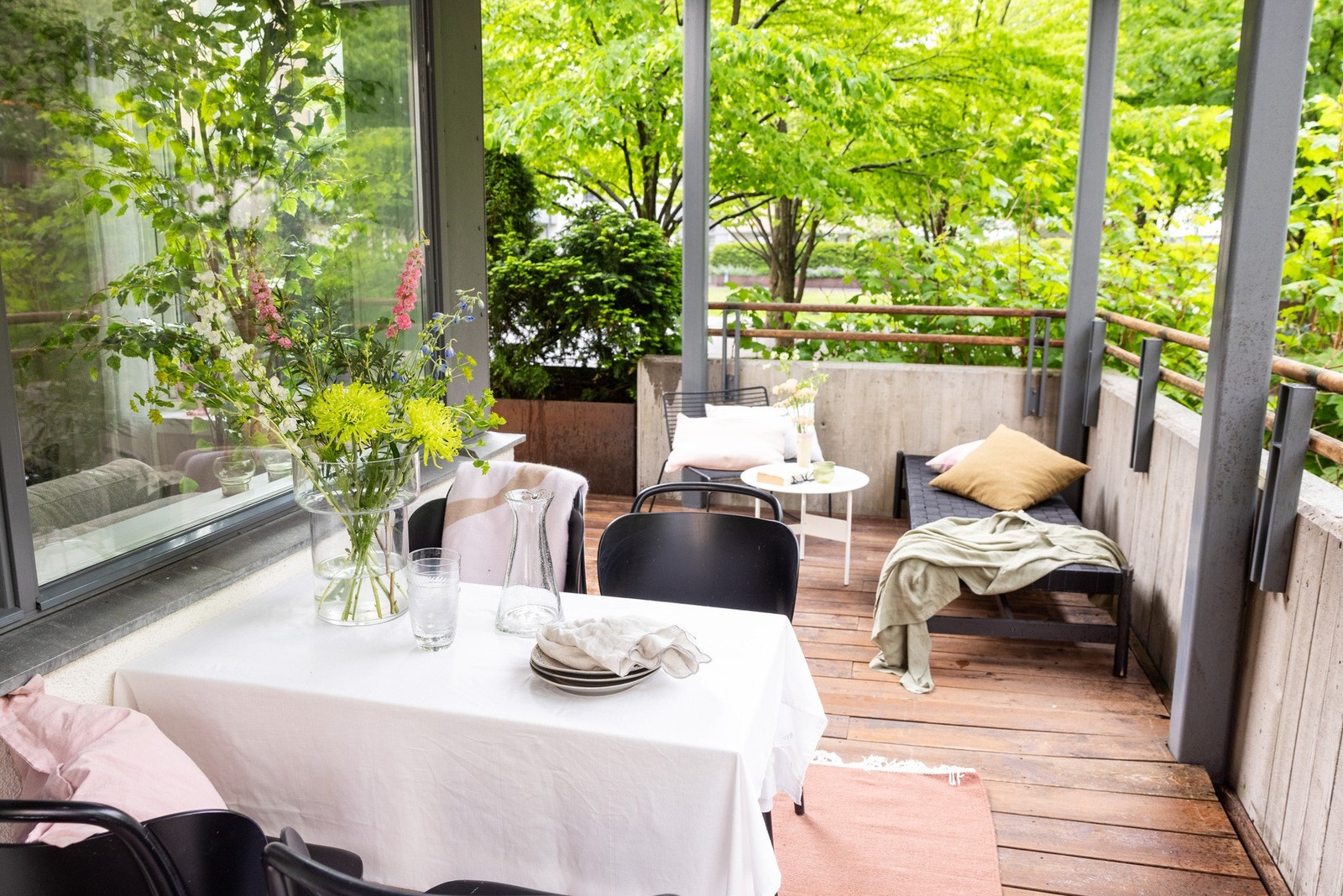 Fra stue/kjøkken er det utgang til en stor hjørneterrasse. Galleribilde