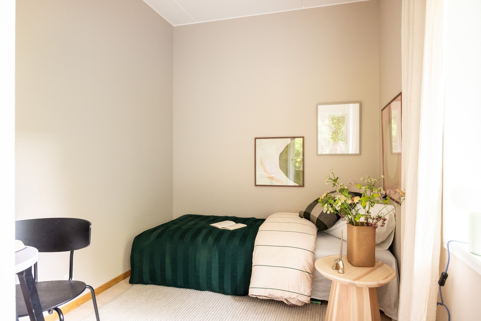 Lyst og innbydende, med plass til dobbeltseng og nattbord. Galleribilde