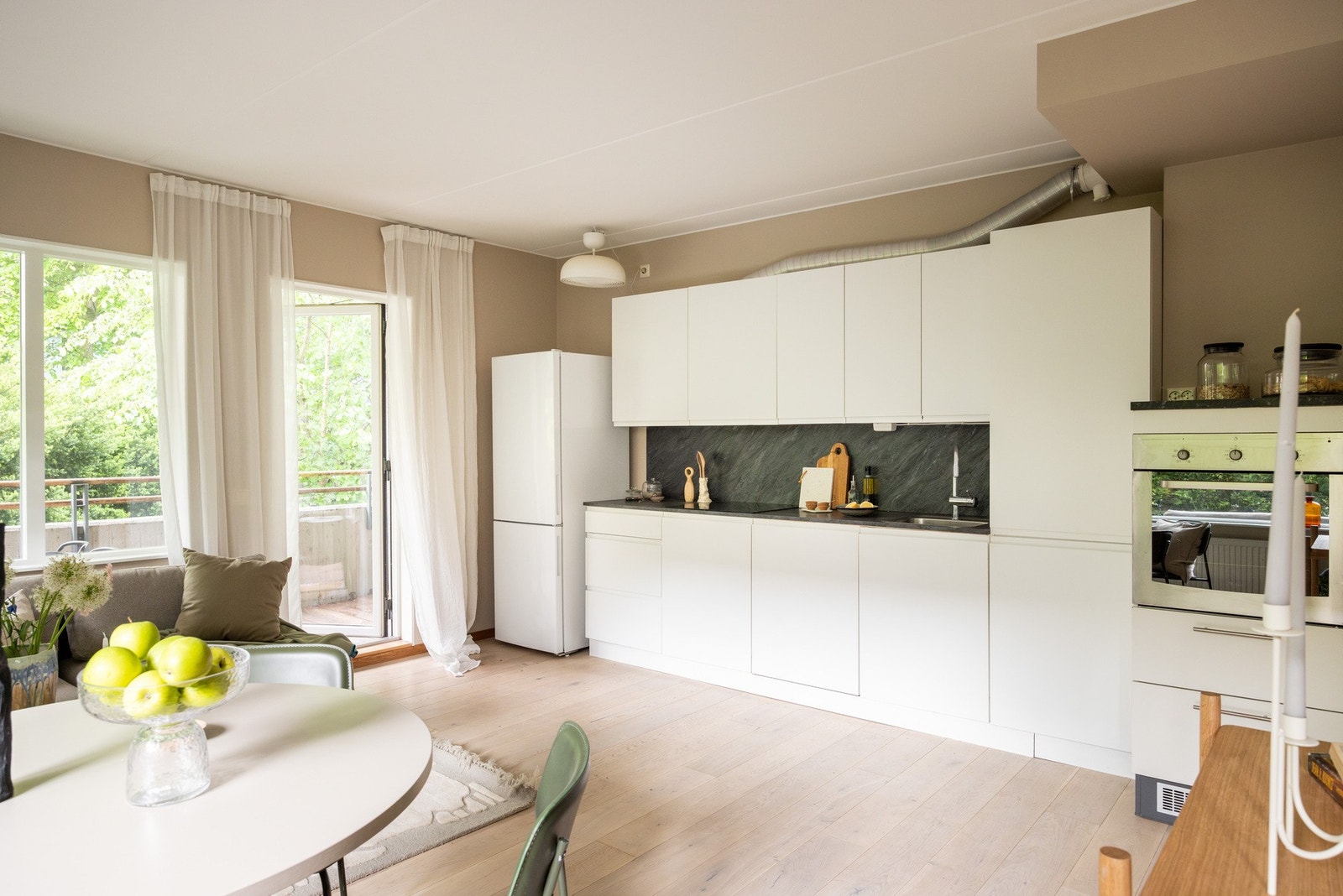 Rikelig med skap- og benkeplass. Galleribilde