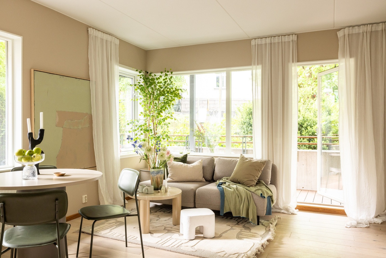 Gode vindusflater sørger for flott lysinnslipp og en luftig romfølelse. Galleribilde