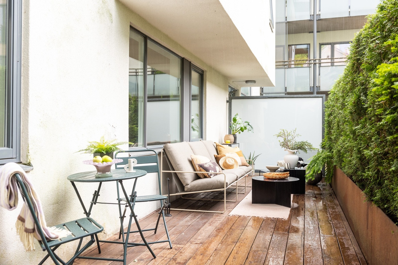 Terrassen er på hele 33 kvm og kan enkelt innredes i flere soner. Galleribilde