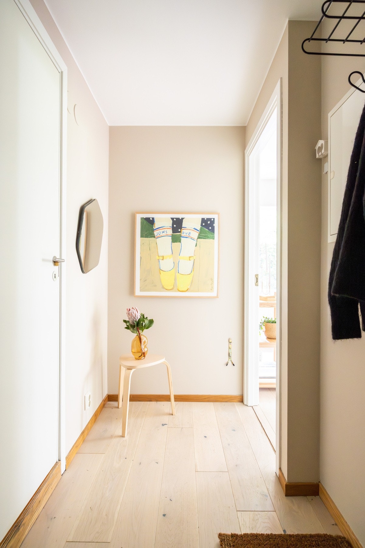 Innbydende entré med plass til ytterklær og sko. Dørcalling med åpner. Galleribilde