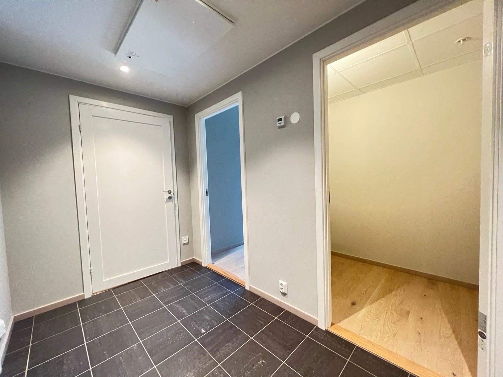 Gang med inngang til bod Galleribilde