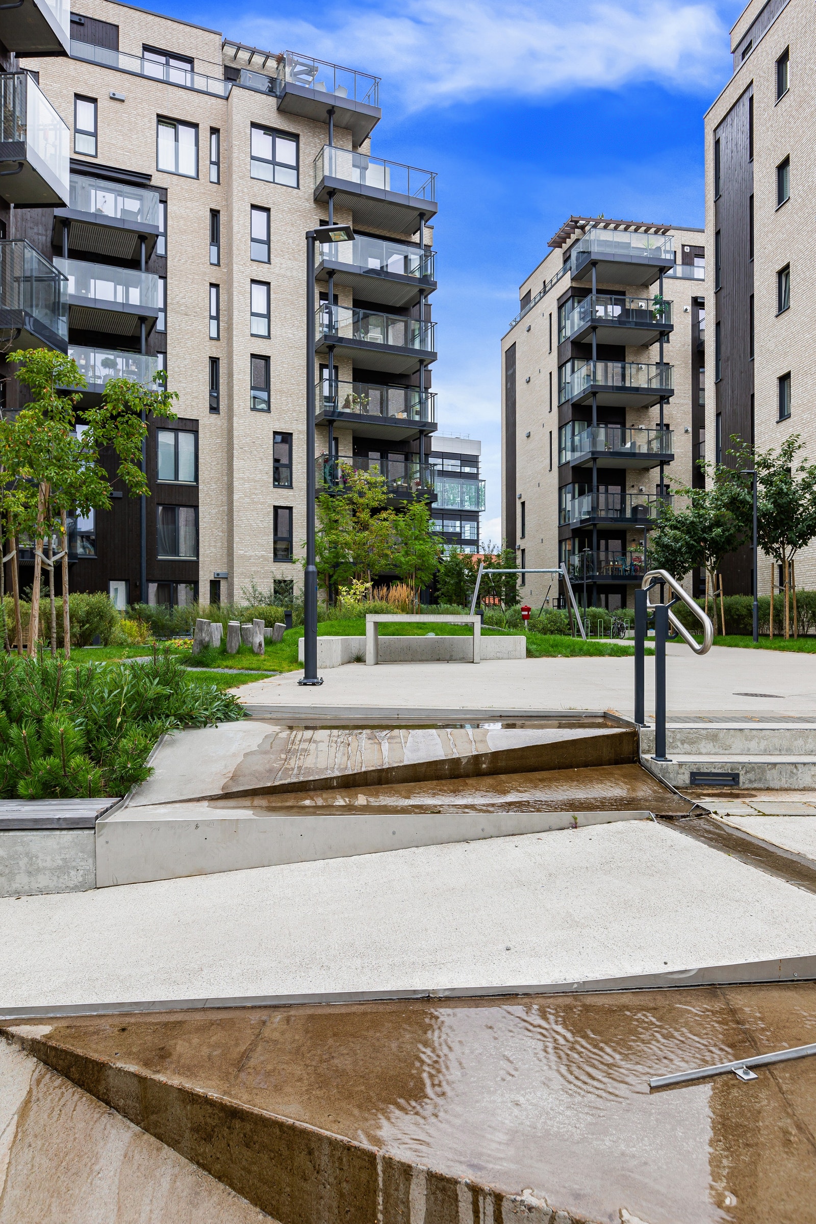 Vannspeil mellom byggene Galleribilde