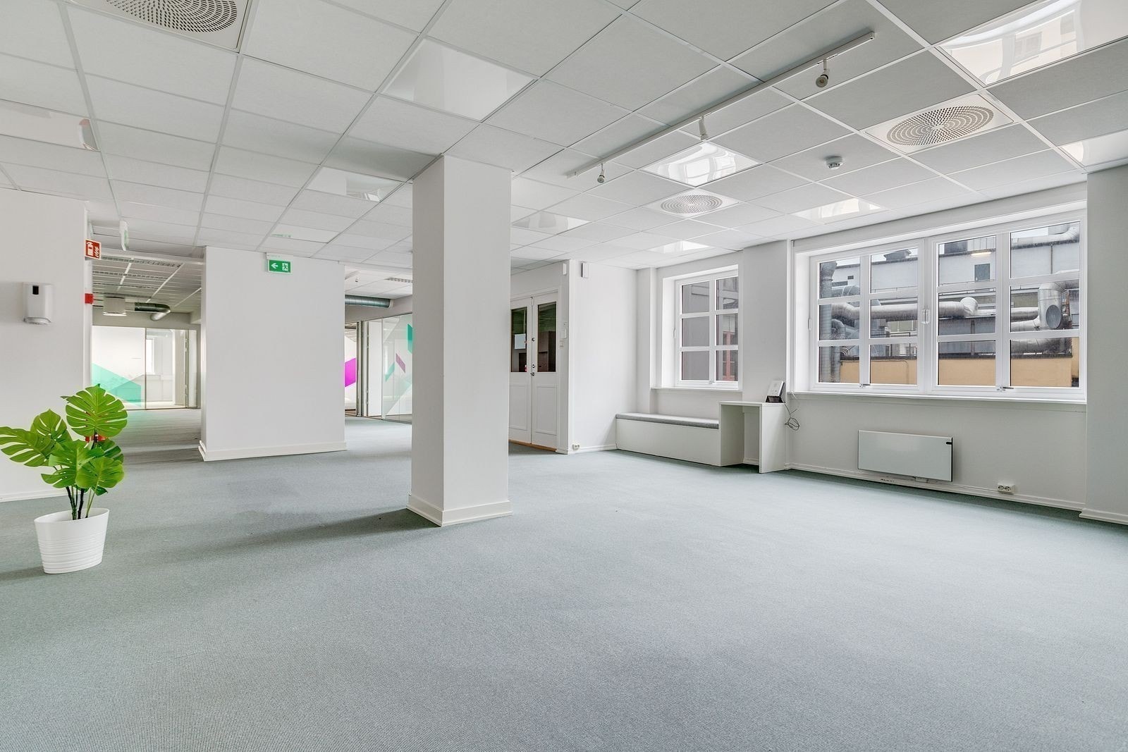 Lokalet er lyst og romslig med mye vinduer Galleribilde