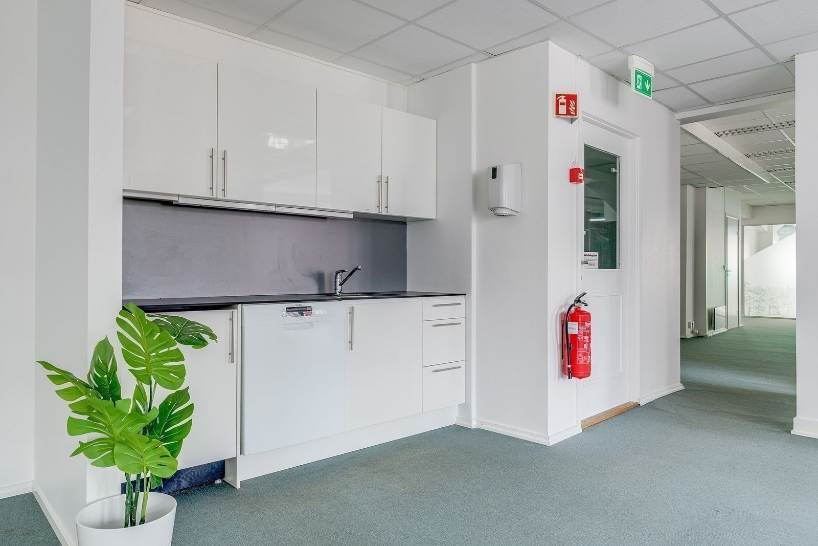 Kjøkken med kjøleskap og oppvaskmaskin. Galleribilde