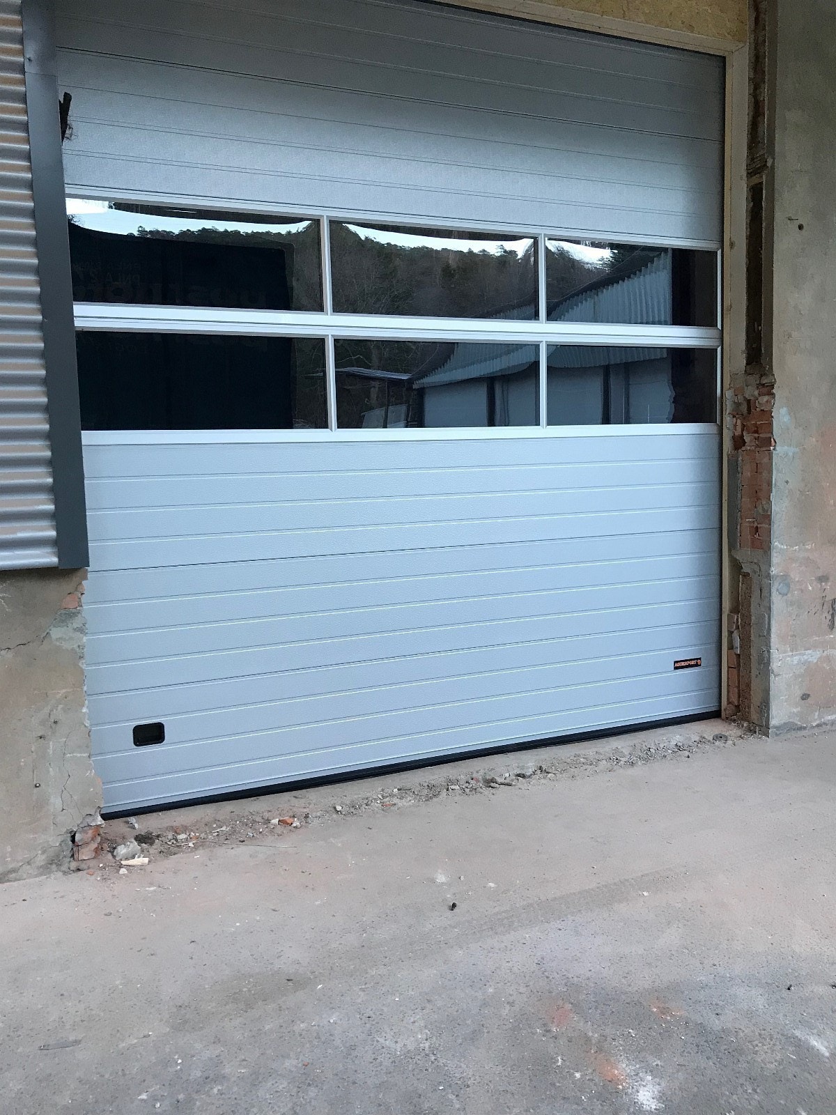 Ny elektrisk port til hallen.
Høyde 415 cm
Bredde 390 cm Galleribilde