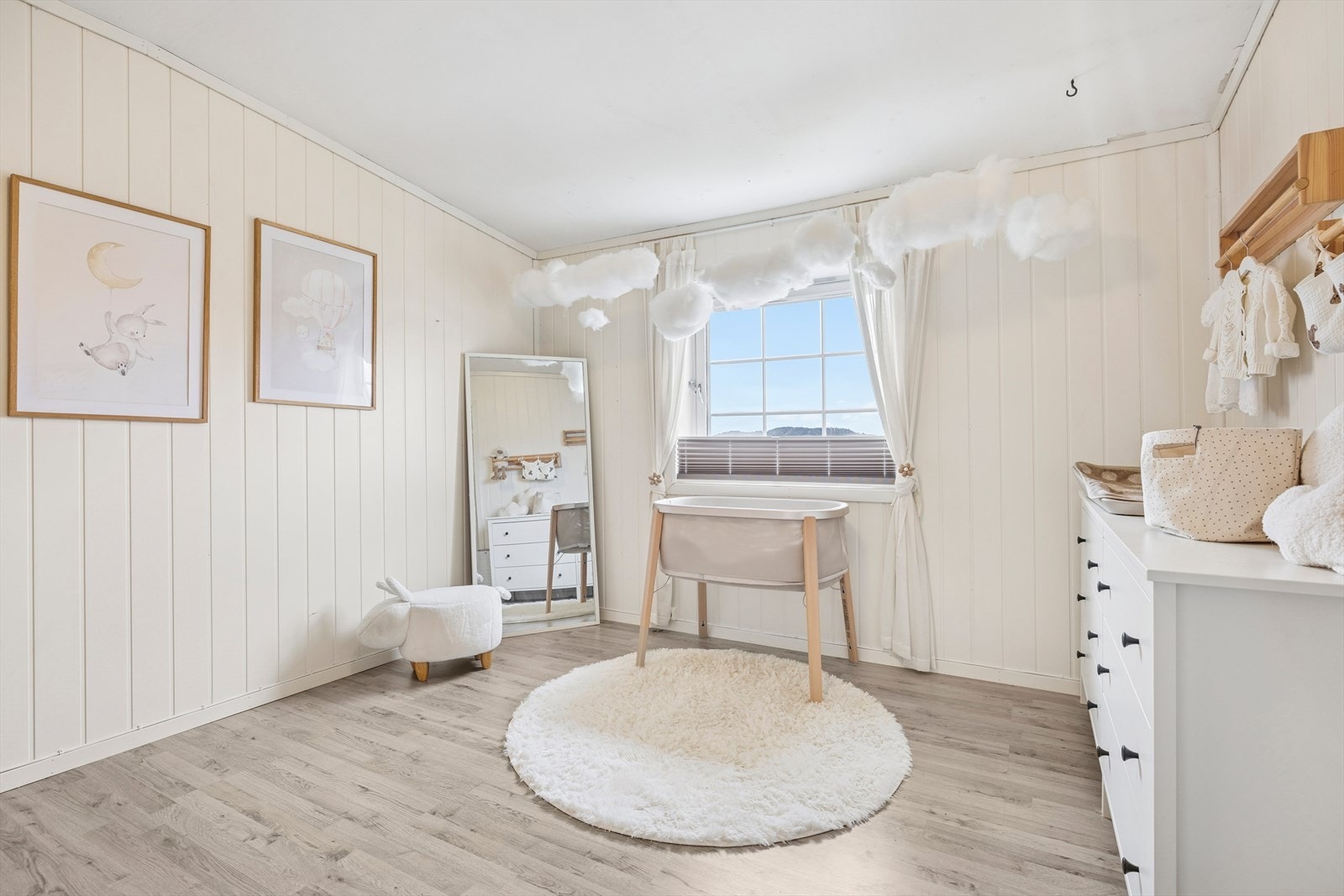 Sov II - Lyst og luftig barnerom med plass til både lek og hvile Galleribilde